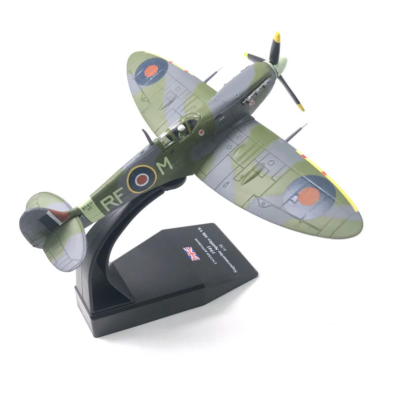Gros plan sur le cockpit et l'hélice de la Maquette Spitfire 1:72 Avion RC Alliage - Modèle de Collection.