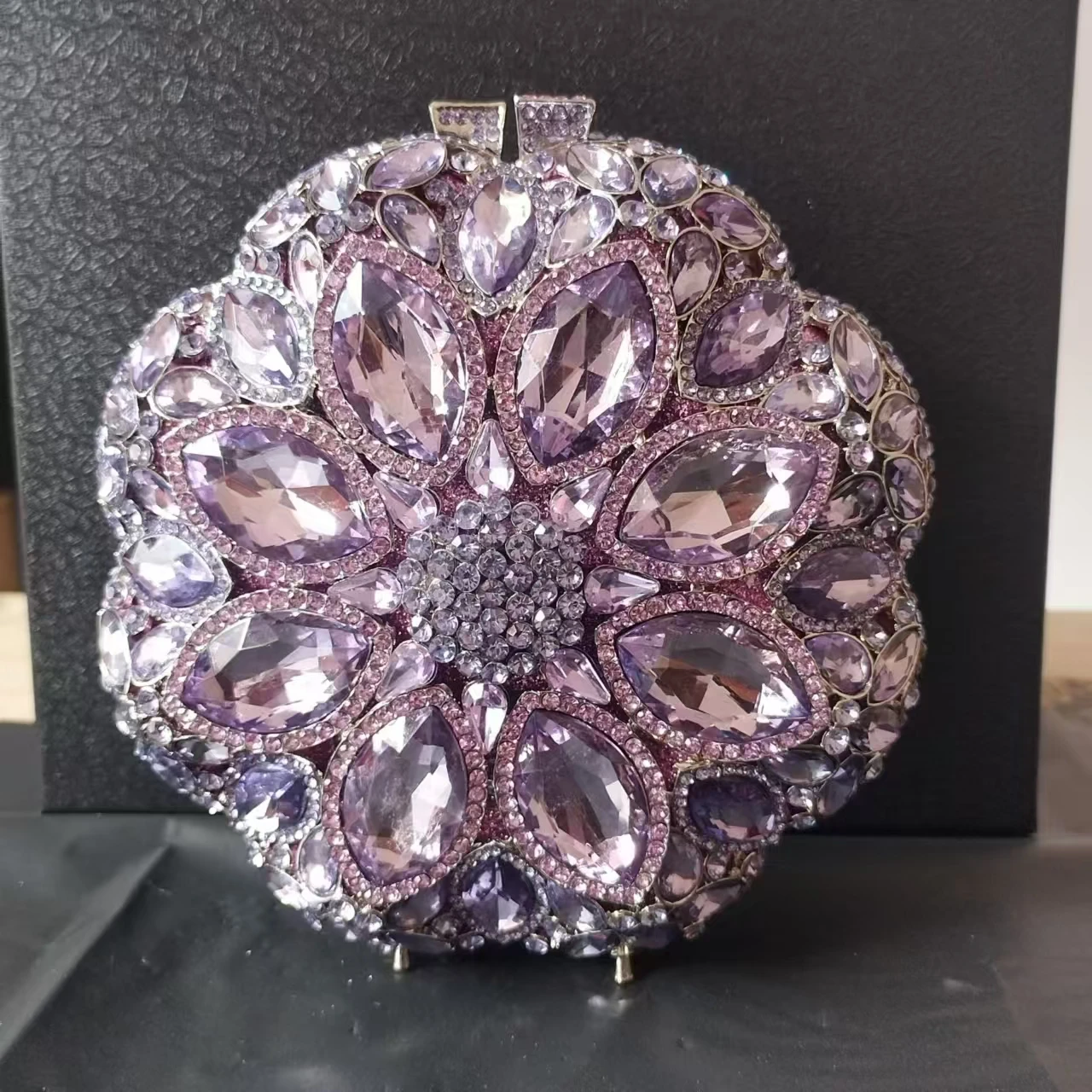 thumbnail image 1 of XIYUAN Cartera de mano de día con diamantes y flores moradas para mujer, bolso de mano de lujo para fiesta de boda, cartera con flores y diamantes de imitación, bolso de novia, 1 of 3