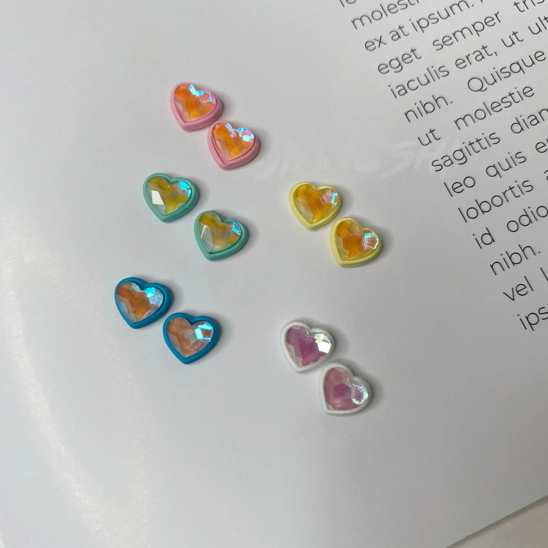 

Vibrant Love: Aurora Jelly Heart Jewellery for Finger Decors Colorful Lovely Contour Heart Accessories Wholesale Nail Charms DIY