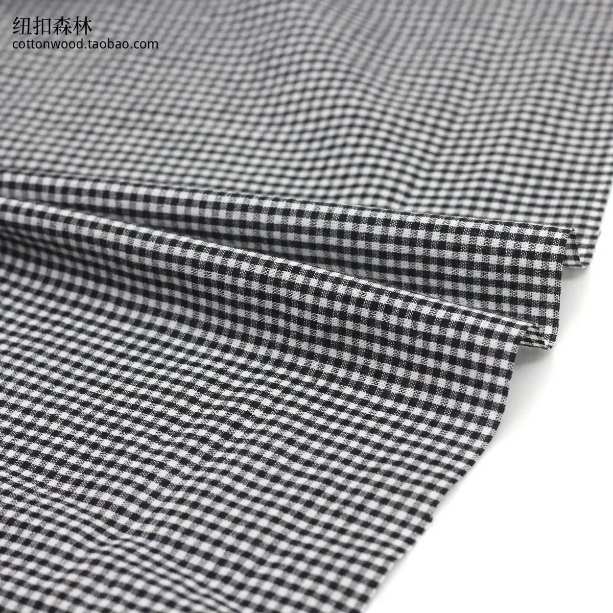 Colorful Christmas Grid Fabric in Cotton for DIY Projects, Baby Clothes, Shirts & Dresses (140x50cm)