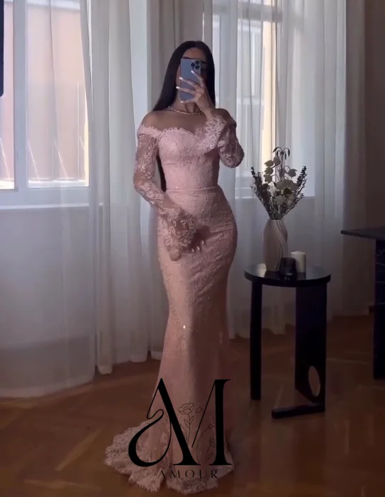 فساتين سهرة سعودية مخصصة على شكل حورية البحر من أمور، بتصميم مكشوف الأكتاف وطول يصل إلى الأرض، مزينة بالدانتيل والترتر وأكمام طويلة، فساتين حفلات أنيقة 2026