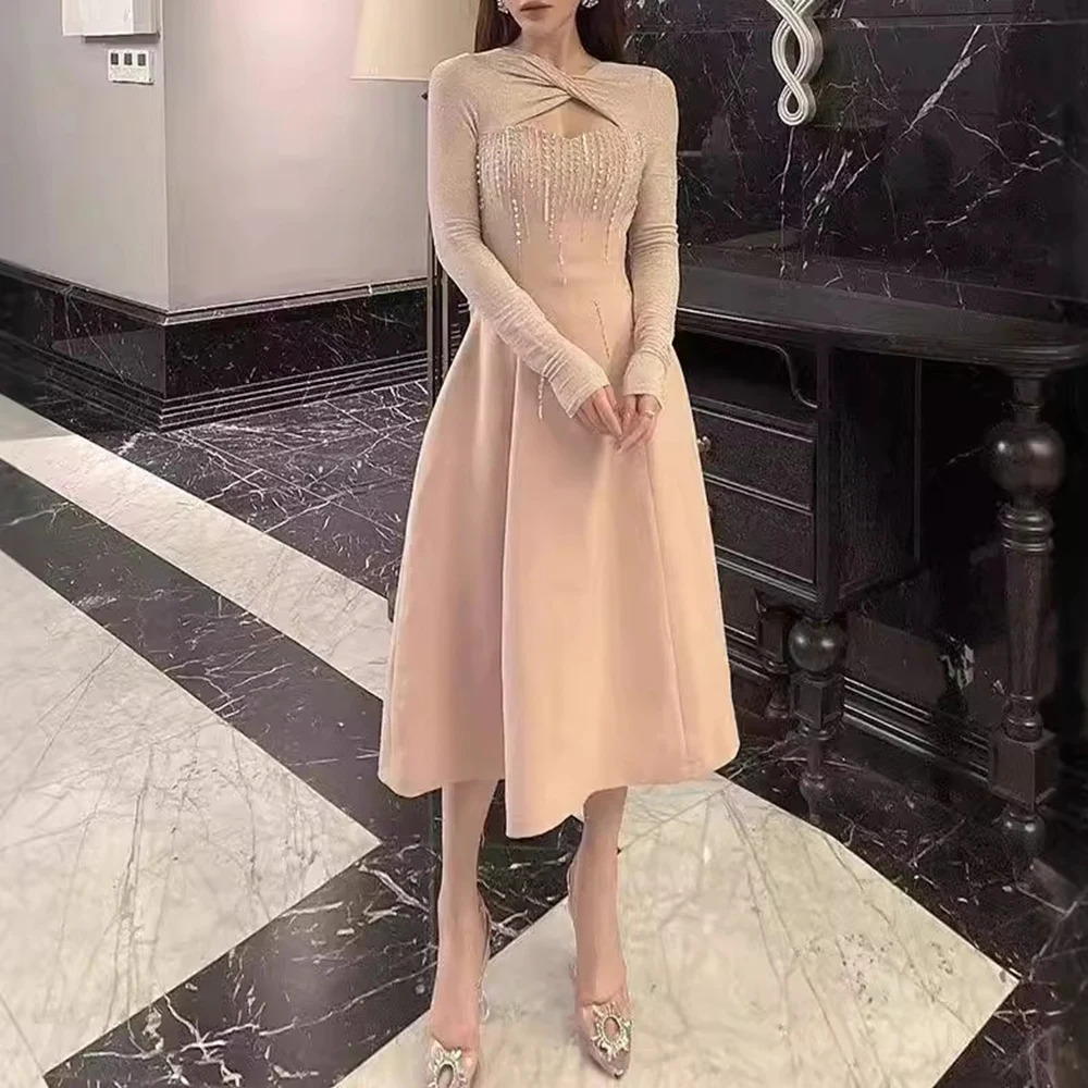 فستان سهرة أنيق بأكمام طويلة مفرغة مزين بالألماس ف...