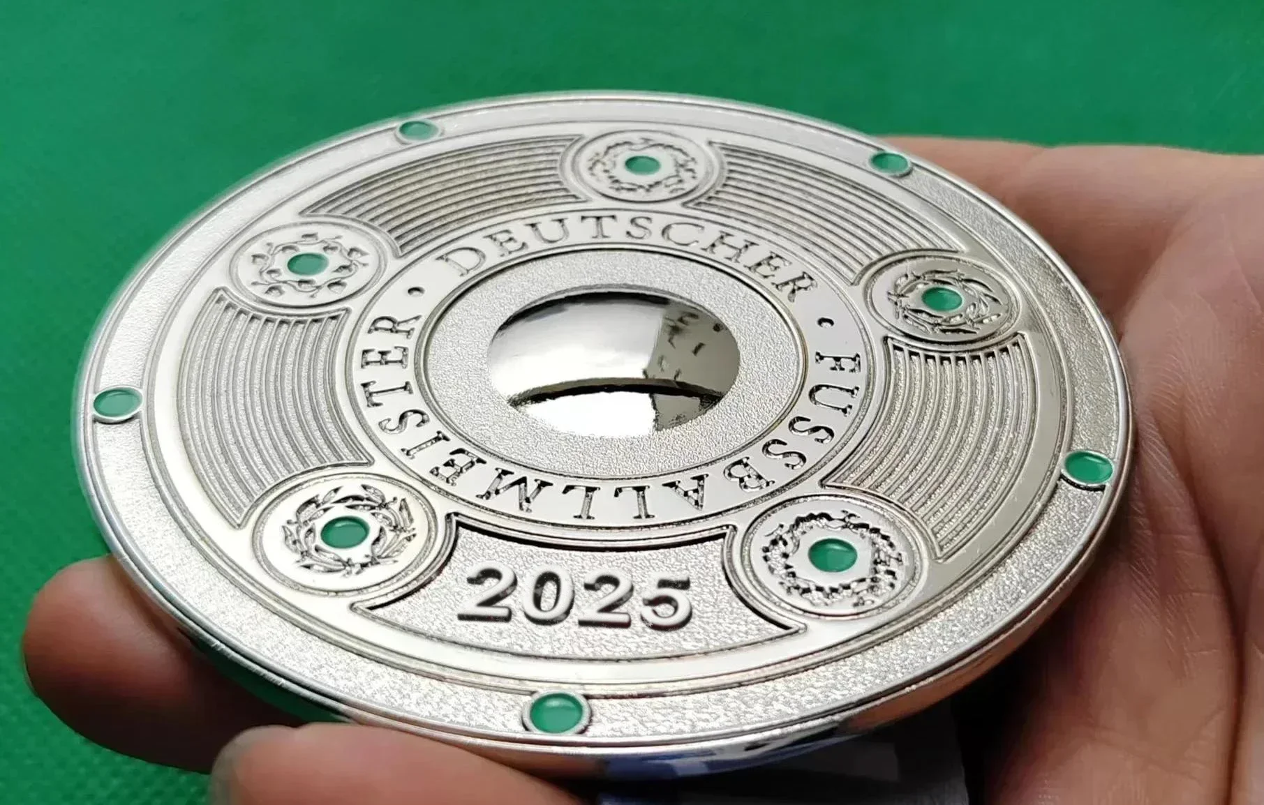 מדליית אליפות בונדסליגה של גרמניה לשנת 2025, רפליקה שולחן ליגת בונדסליגה, אוסף מעריצי כדורגל וכדורגל