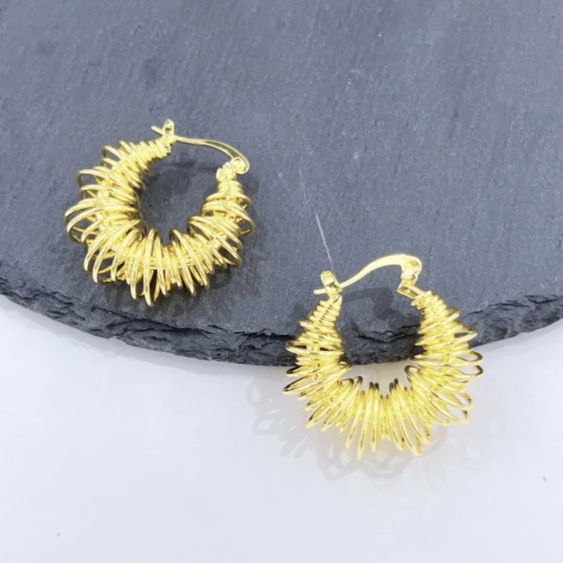 

Модные металлические весенние серьги в европейском и американском стиле, нишевые проволочные серьги-петли с отверстиями, несимметричные серьги