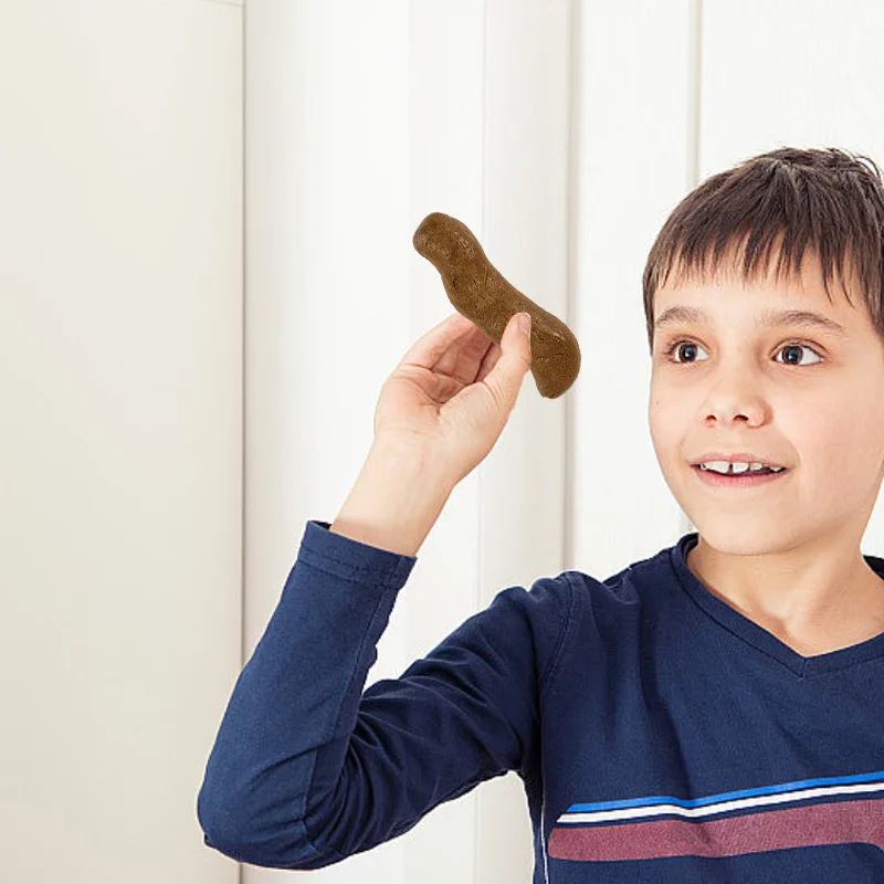 fejkad bajs leksak på ett bord