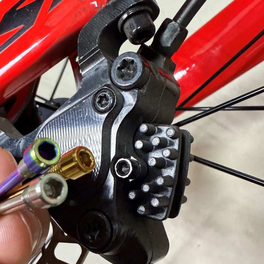 2 Stück Fahrrad-Scheibenbremsbeläge aus Titanlegierung mit Gewindestiften und Halteklammern, M4×26 mm Bremssattel-Befestigungsschrauben, für Shimano Sram usw. – Detail 6