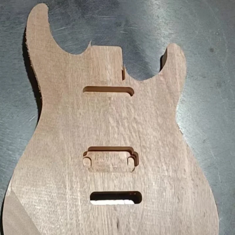 Electric Guitar,Rosewood Fingerboard, Mahogany Body, Made in China, Chrome Hardware, Free delivery