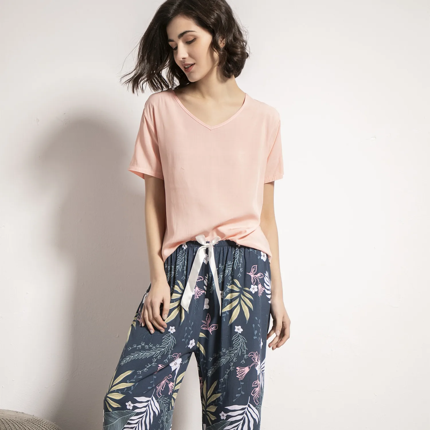 Women Summer V-neck Big Leaf Printed Pajamas Suit Cotton Silk Simple Style Loose Soft Homewear,women pajamas set,women pajama suit,cotton pajamas set