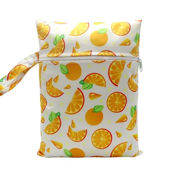 Trousse de toilette bébé sacs à couches imperméables avec motifs rondelles d'orange présenté sur fond blanc