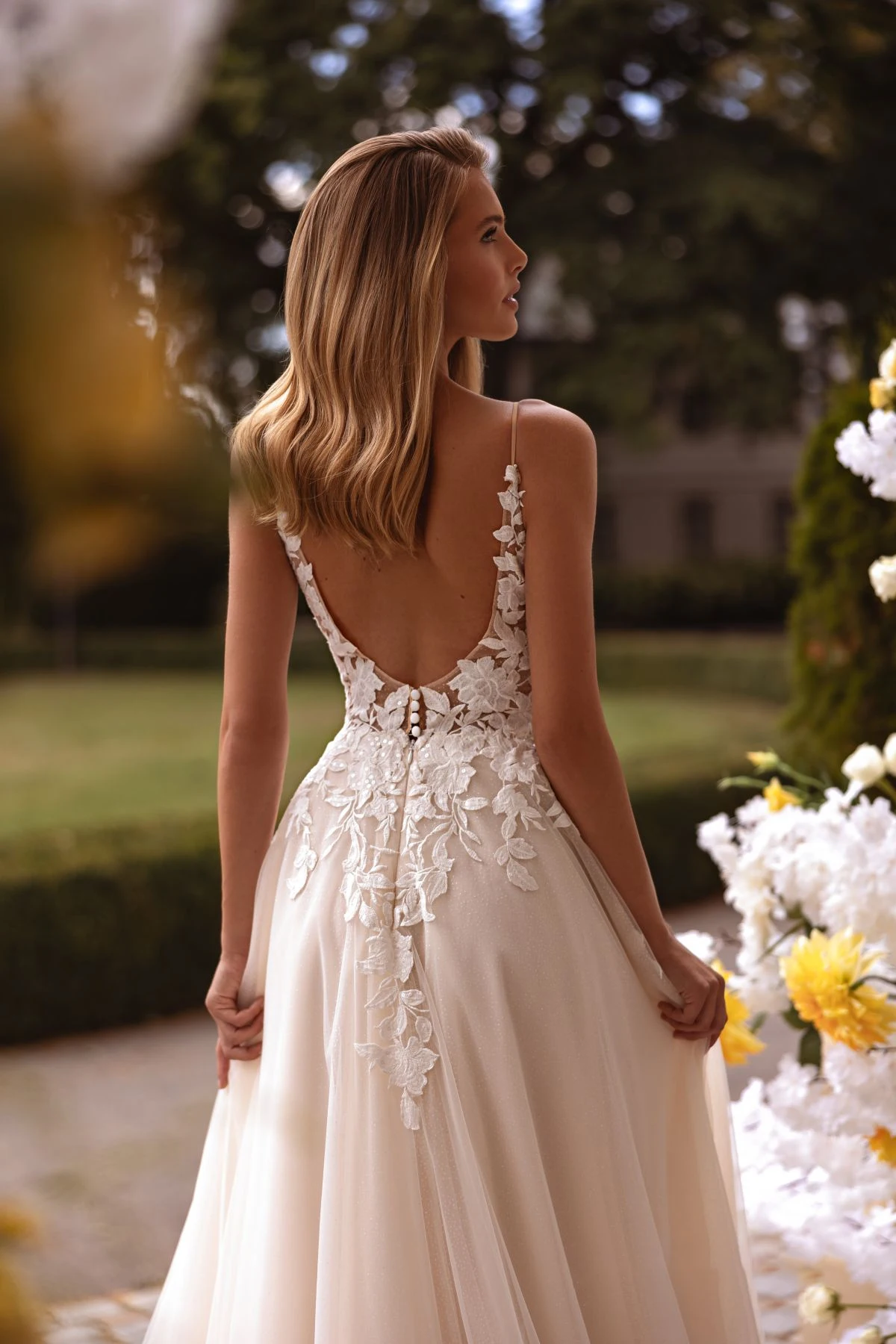 Winter Wonderland Vintage Winter Wedding Dresses Ivory Tulle Floral Lace Wedding  Dresses With Plunging Neckline 16W