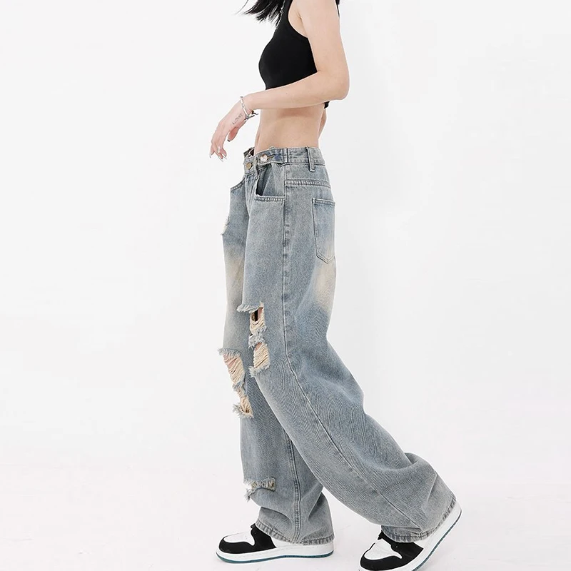 Рисунок 3 - Женские потертые джинсы 2024