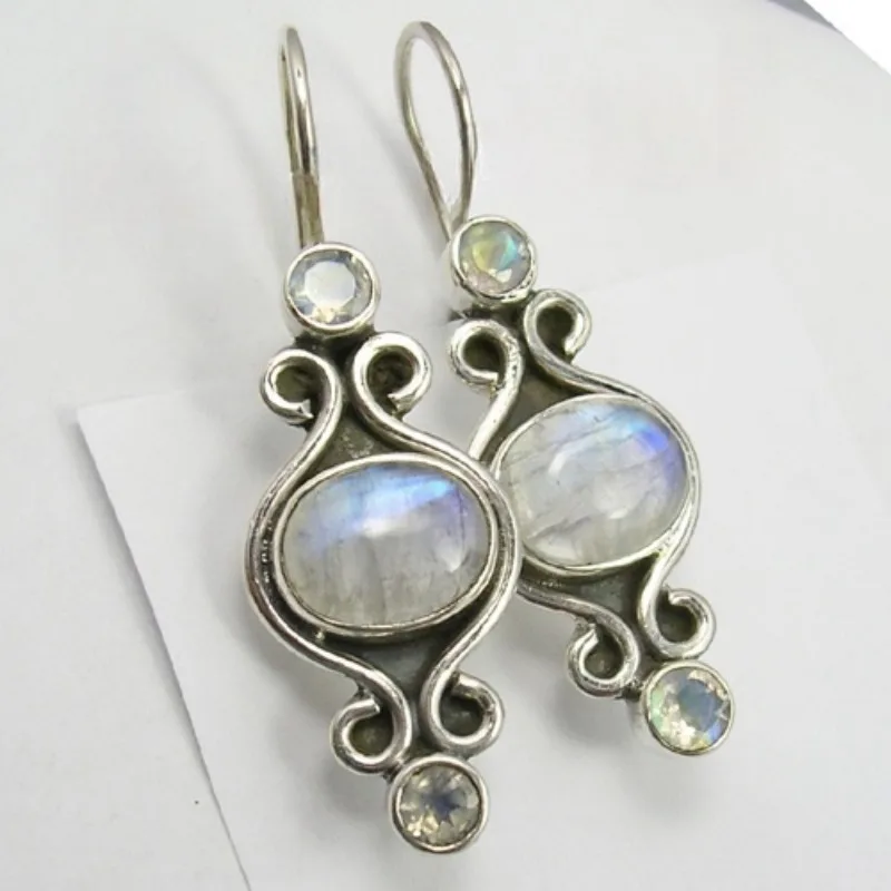 Ethnische ovale, eingelegte, imitierte Mondstein-Ohrringe für Damen, Vintage-Stil, silberfarbenes Metall, handgeschnitztes Muster, baumelnde Ohrringe für Damen