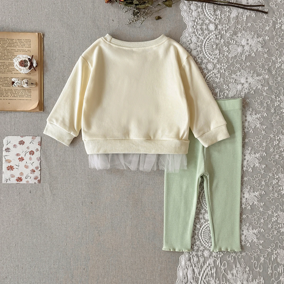Frühling Herbst Neuer Stil für 0-3 Jahre alte Mädchen Bequeme Süße Niedliche Buchstaben-Print Blumen-Stickerei Spitzenbesatz Langarm-Hosen – Detail 2