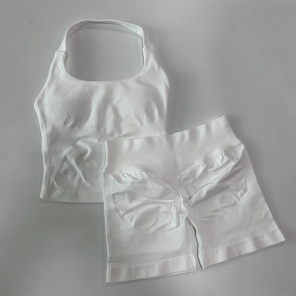 طقم رياضي نسائي من قطعتين: توب بدون ظهر وشورت عالي...