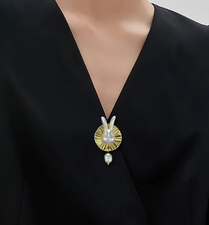 

2023 trend Cute little Rabbit anti light buckle Pearl Brooch Lapel pins brooch fashion jewelry for women