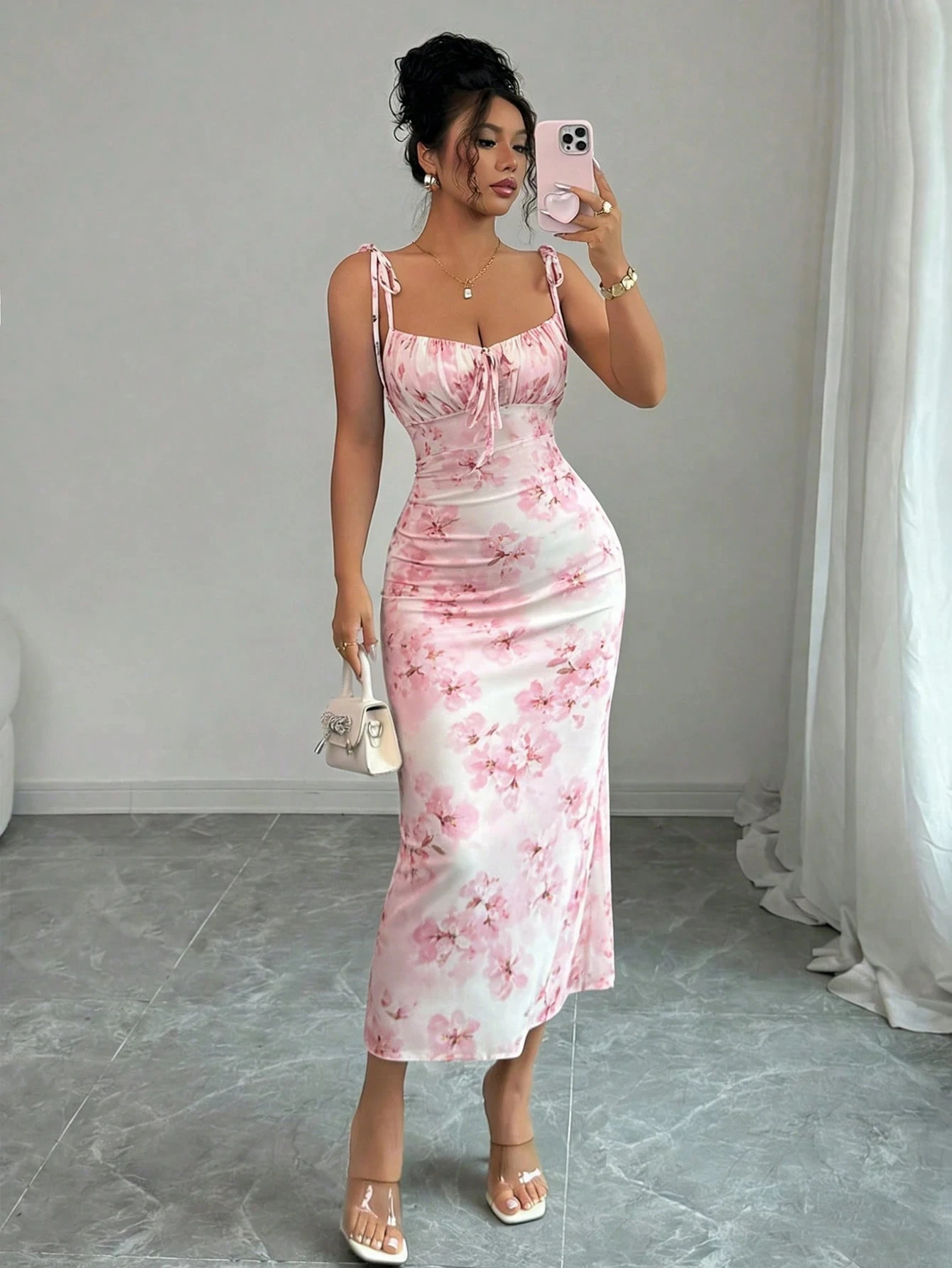 Jupe mi-longue fluide rose motif fleurs de cerisier, coupe sirène, avec bretelles réglables et buste froncé pour une taille cintrée, ajustement slim, moulante aux hanches