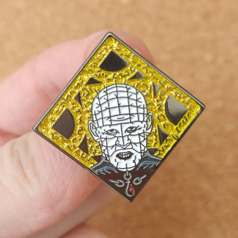 Hellraiser Pin Head Spilla Smaltata Spilla Configurazione Latent Puzzle Box Classic Horror Movie Jewelry Accessori Di Halloween