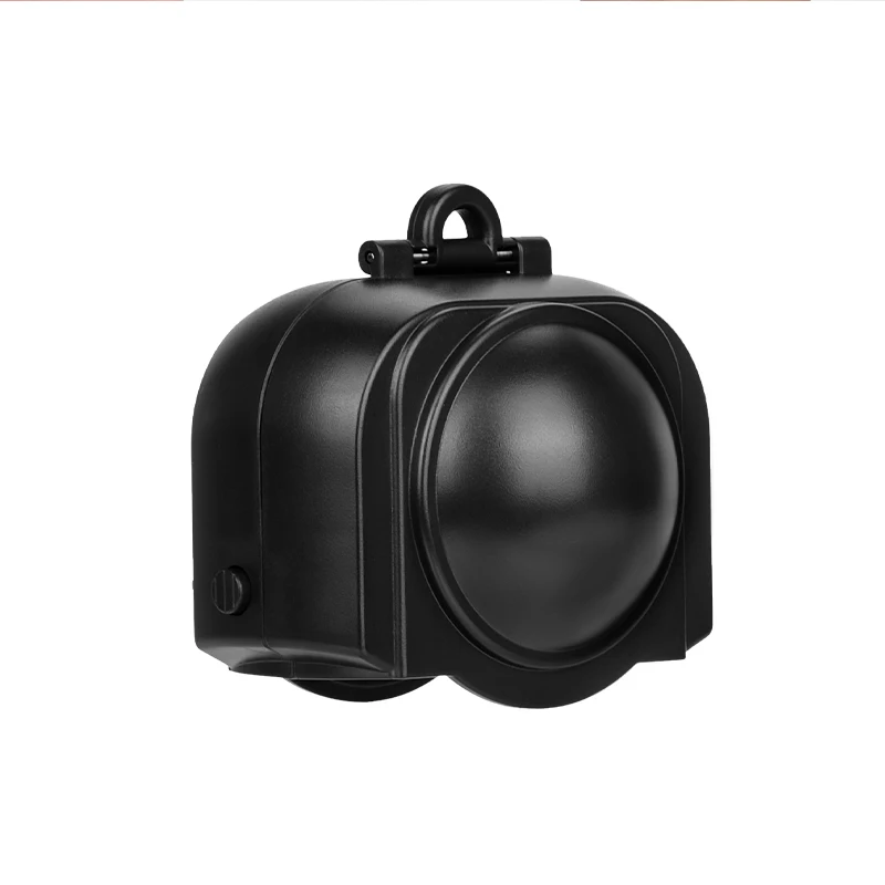 Capot anti-rayures pour Insta360 X5 posé à côté de l'appareil, surface transparente et lisse.