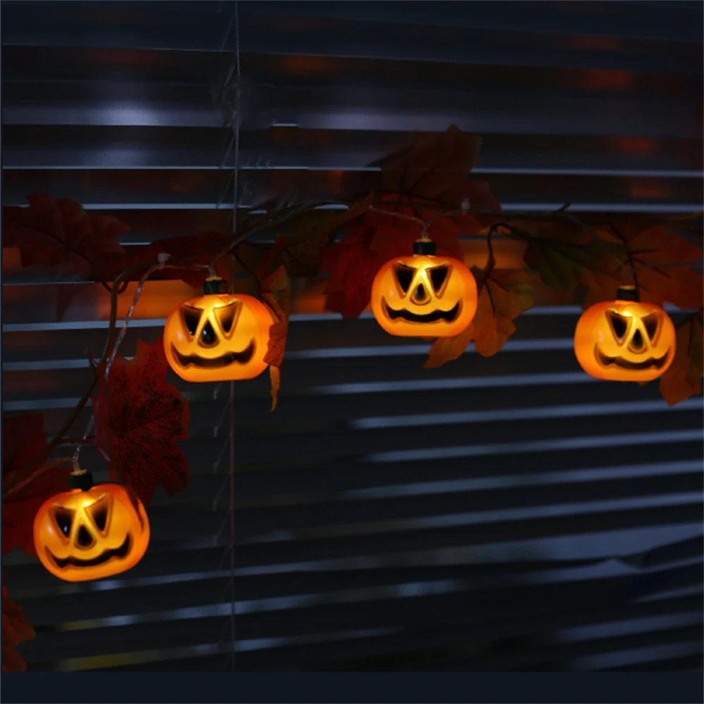 Рисунок 5 - Рождественская гирлянда из кленовых листьев и тыквы