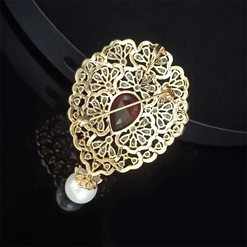 High Grade Palace Style Geometric Shaped Brooch Exquisite Hollow Petal Shell Pearl Corsages Women Clothing Accessories Jewelry
