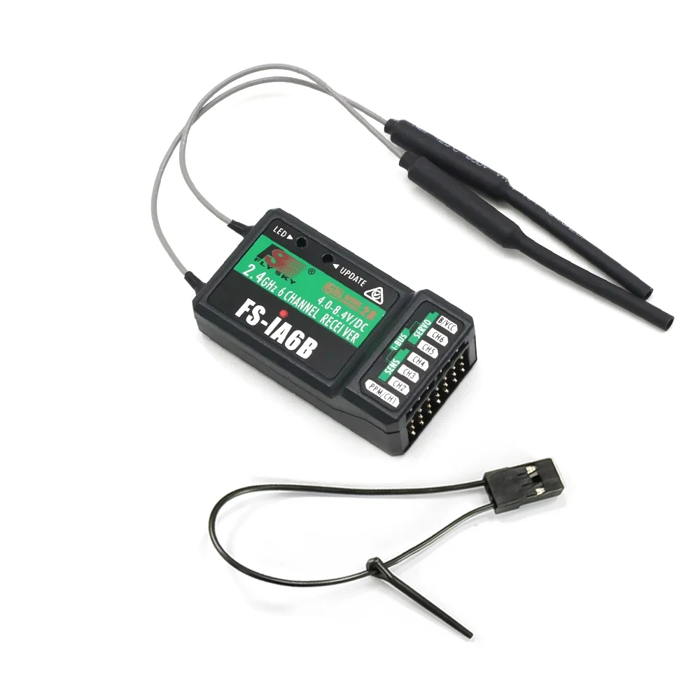 Récepteur RC Flysky FS-IA6B 6CH 2.4G connecté à un émetteur FS-i6 avec câbles de liaison