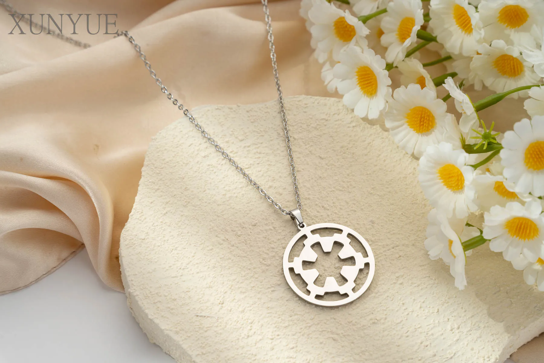Collana con simbolo mandaloriano Boba Mythosaur Ciondolo Catena Cacciatore di primasi Cranio Pendenti Wars Gioielli punk Regalo da uomo