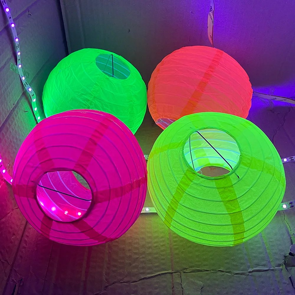 4 rotoli di decorazioni per feste che si illuminano al buio, carta crespa fluorescente, stelle filanti di carta al neon, decorazioni luminose per appendere la luce nera  15