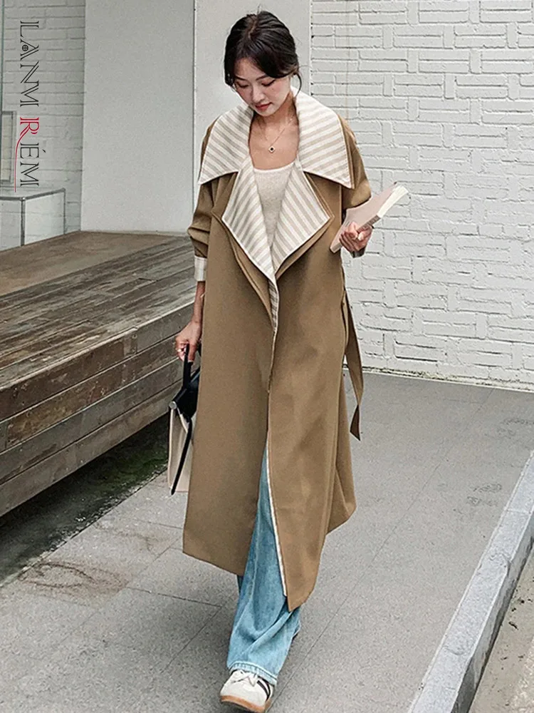 

LANMREM модный длинный тренч для женщин, в полоску, с отворотом, со сплайсированным поясом, со сборкой, свободная ветровка, новинка весны 2024, 2AA4445