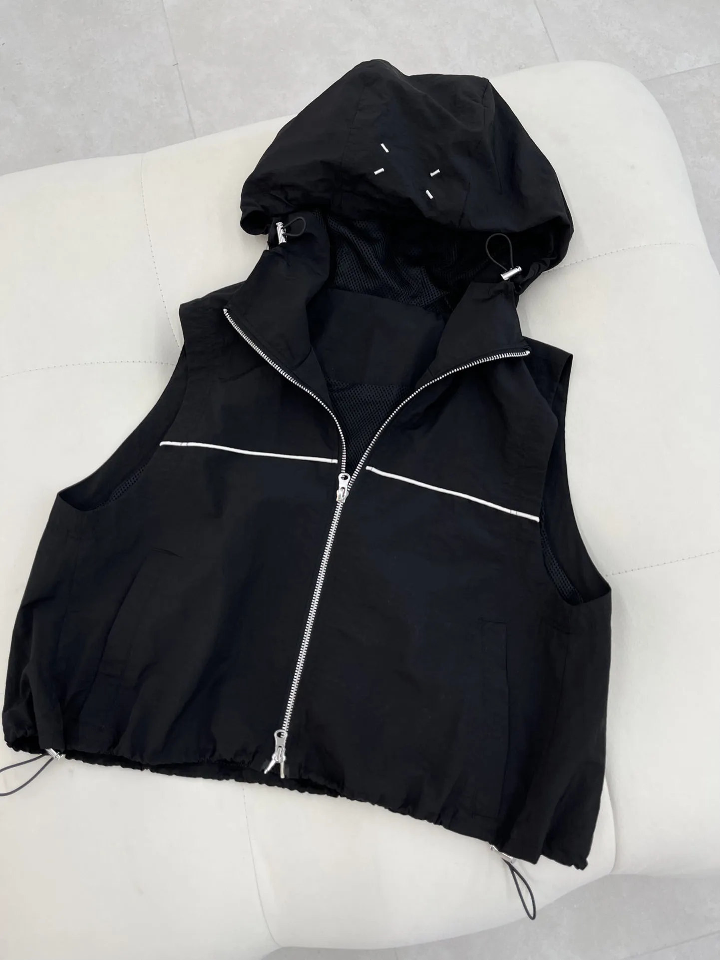 

Hooded vest black against white edge fabric refreshing and comfortable 2023 summer new hot
