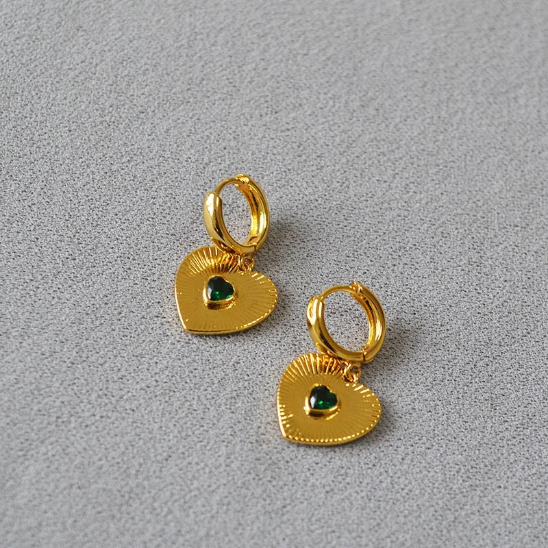 

Korean version niche ray emerald zircon heart brass gilded minimalist temperament personalized earrings for women