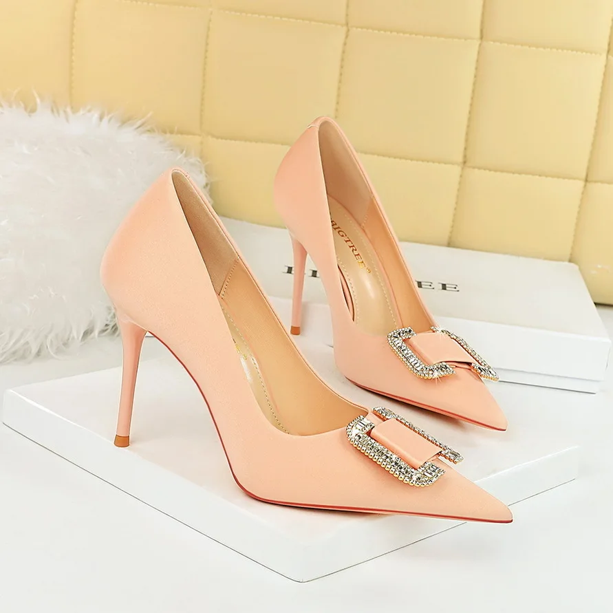 thumbnail image 1 of Zapatos de tacón alto de moda para banquetes con tacones finos, de boca poco profunda, puntiagudos, de satén, con botones de diamantes de imitación de metal para mujeres, 1 of 5