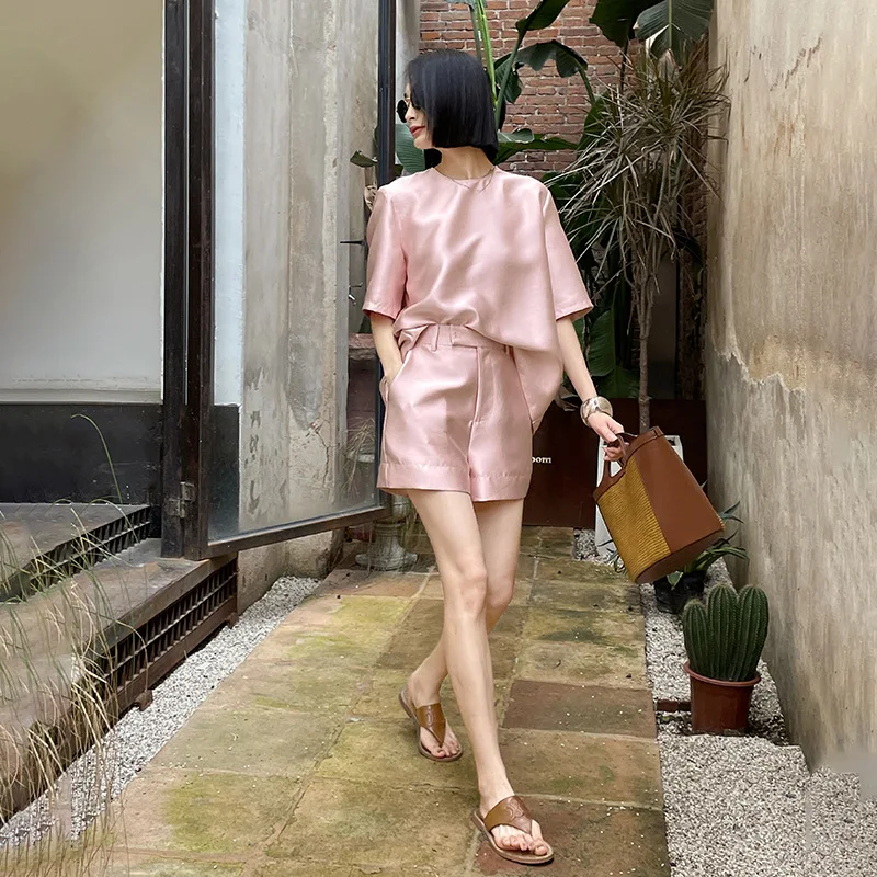 

Glossy Silk Blouse Shorts 2-piece Suit Women's 2023 Summer New Pink Simple Shiny Blouse and Shorts Suit Short Sleeves Slit Tops