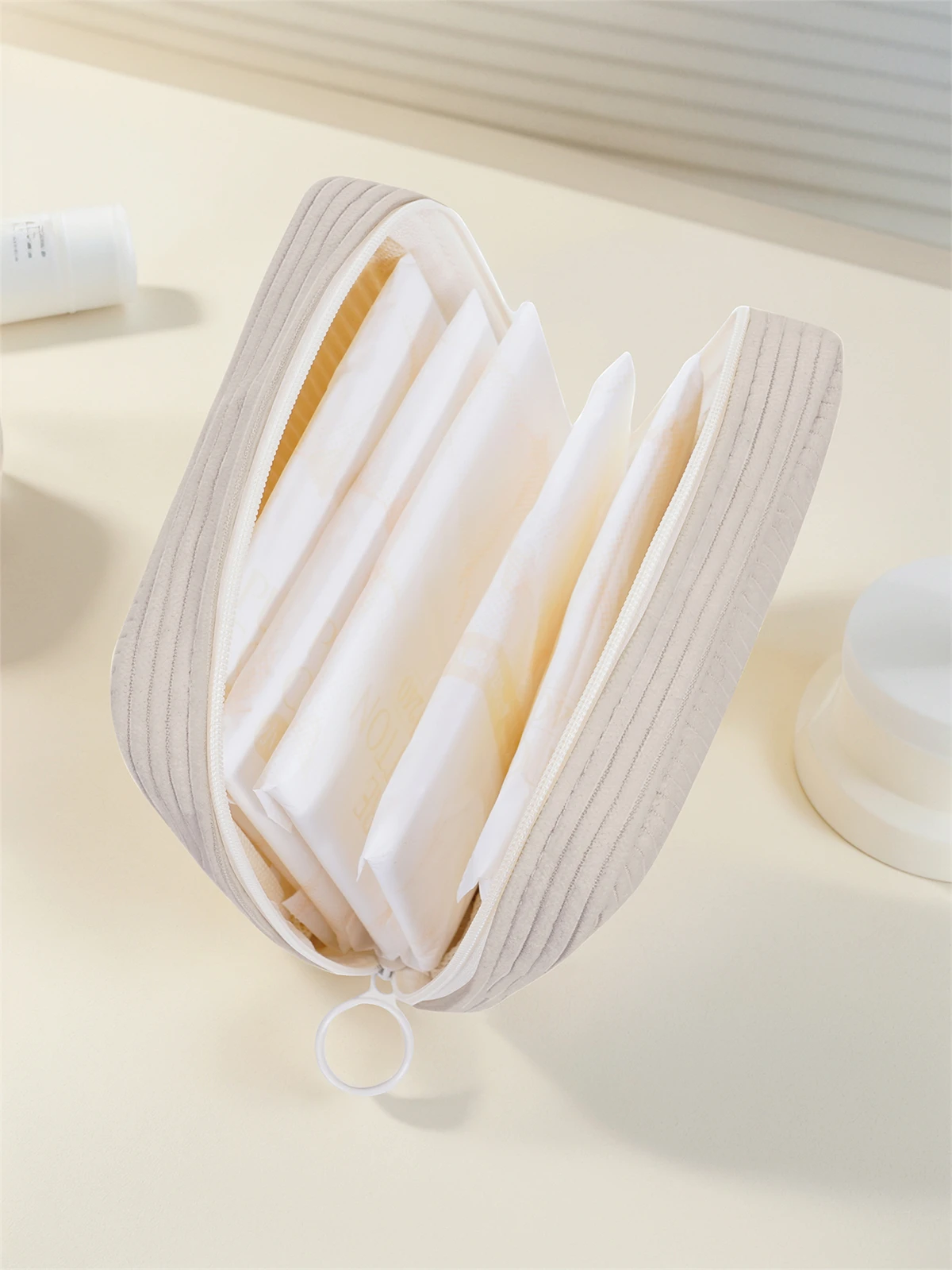 Cartoon printed sanitary napkin storage bag, women's lightweight tissue bag, sanitary tissue bag