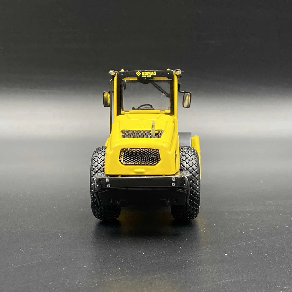 Die casting 1:50 BOMAG BW213D simulation engineering machinery