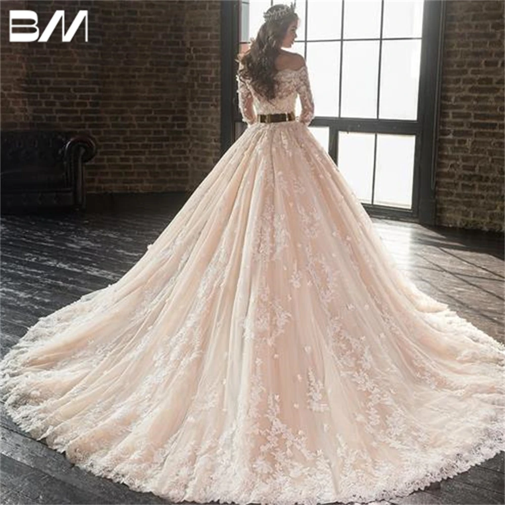 Рисунок 2 - Женское свадебное платье с длинным рукавом