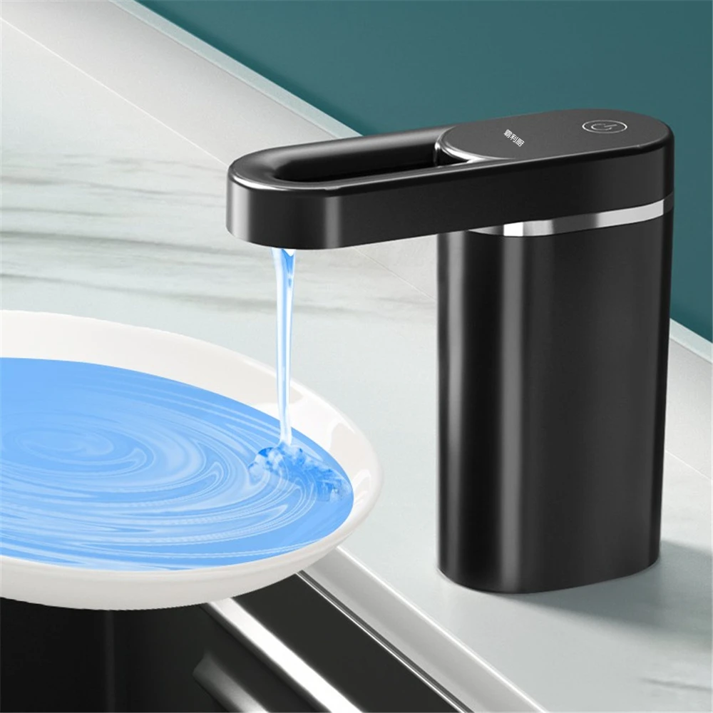 Gros plan sur le bec verseur du distributeur automatique de gel hydroalcoolique.