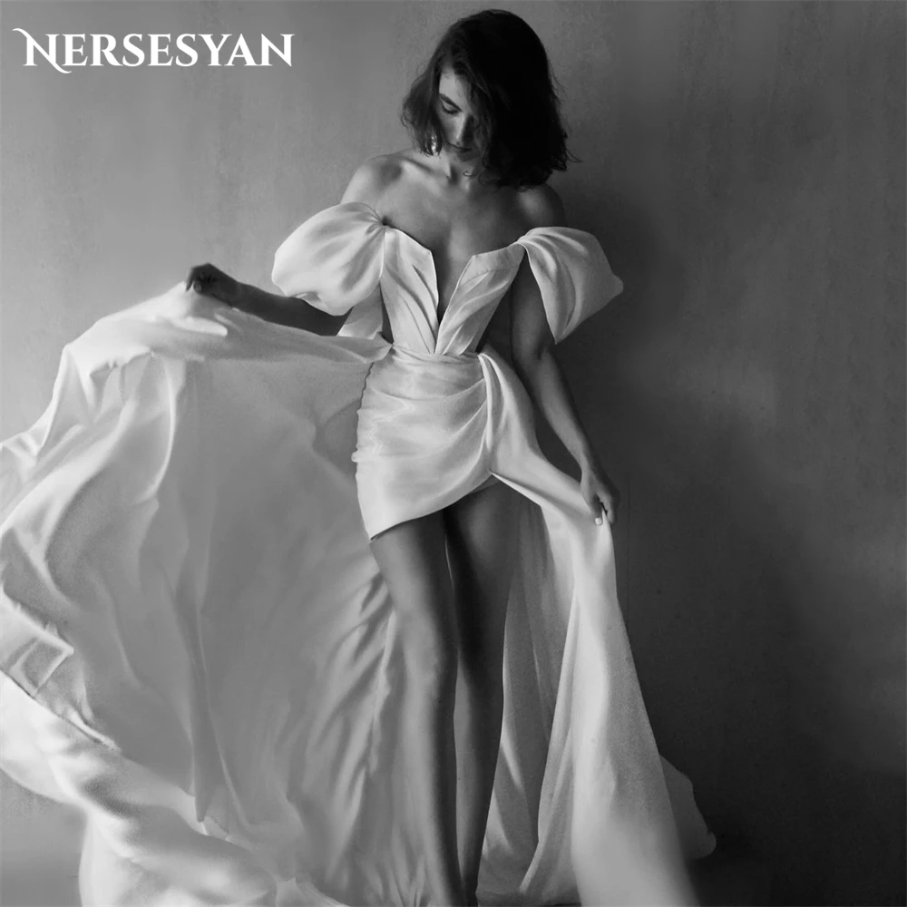 

Nersesyan Современные мини атласные свадебные платья со складками и открытыми плечами Свадебные платья со шлейфом и короткими рукавами-фонариками