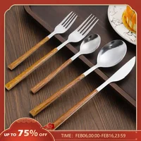 Juego de cubiertos de acero inoxidable con mango imitación de madera 1
