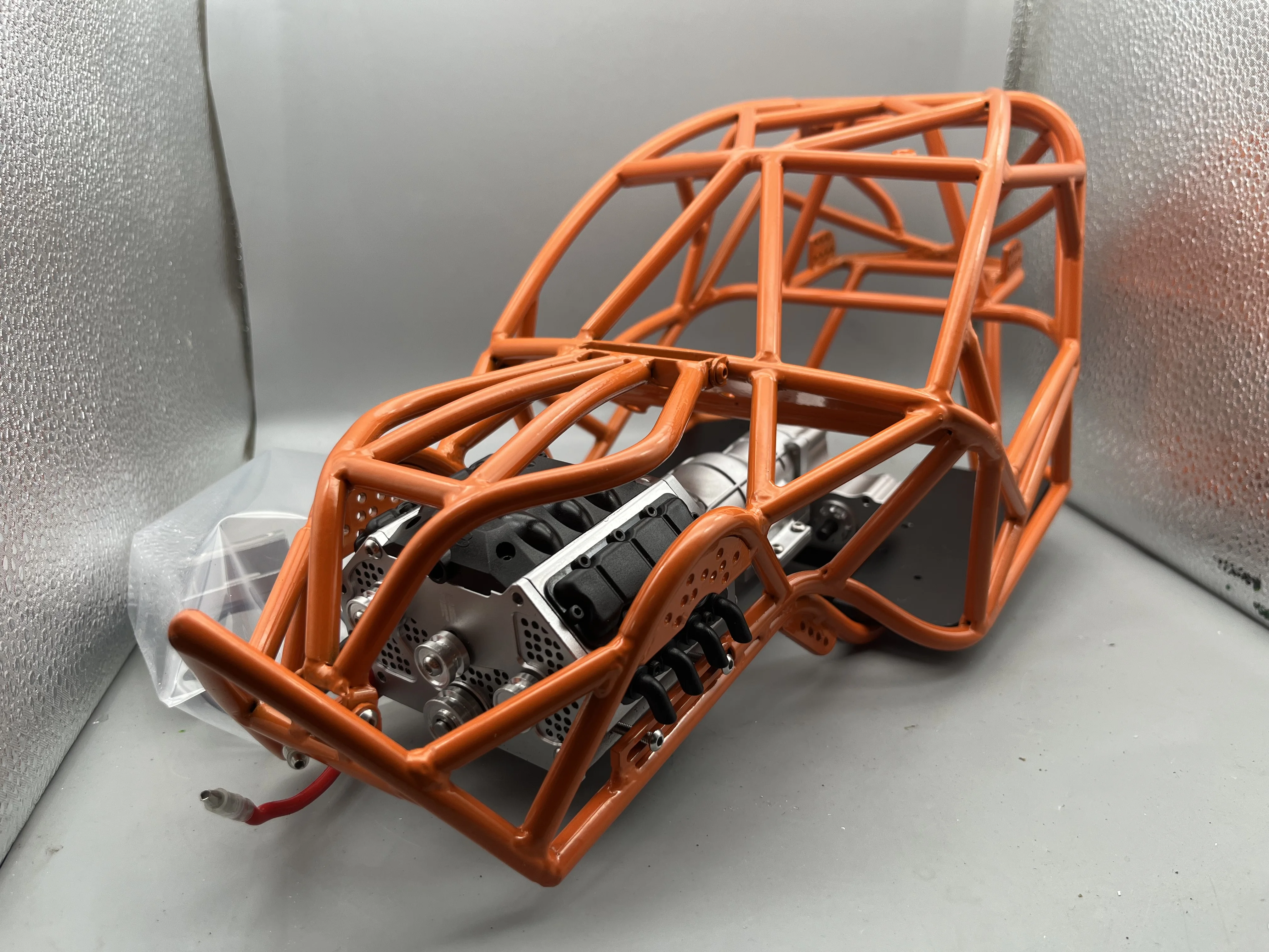 

1: 10. Набор рамок стальных труб с гусеничным шасси V8 wave box