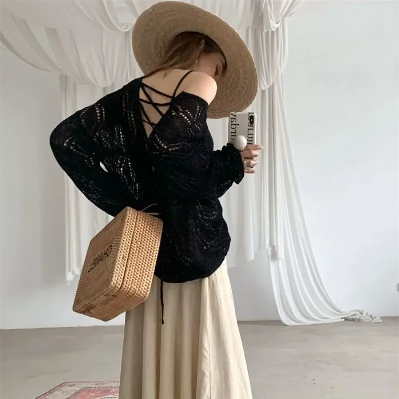 섹시한 할로우 V넥 레이스업 니트 스웨터, 한국 루즈한 자외선 차단 상의, 우아한 백리스 긴팔 비치 탑, 여름