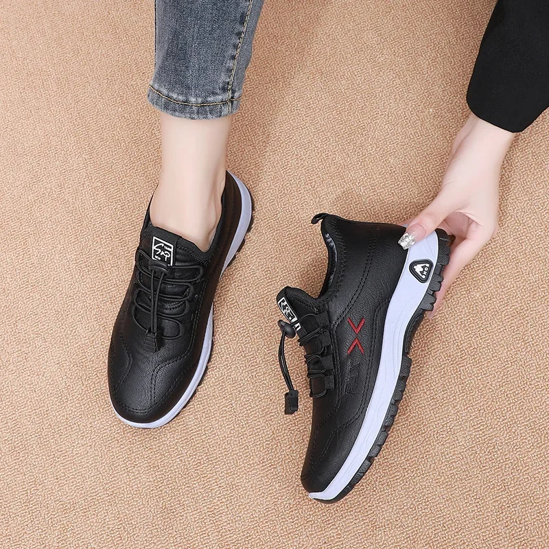 أحذية شتوية سميكة للنساء من القطن بكين سطح جلدي مقاوم للماء دافئ مبطن بالصوف ومضاد للانزلاق أحذية مريحة