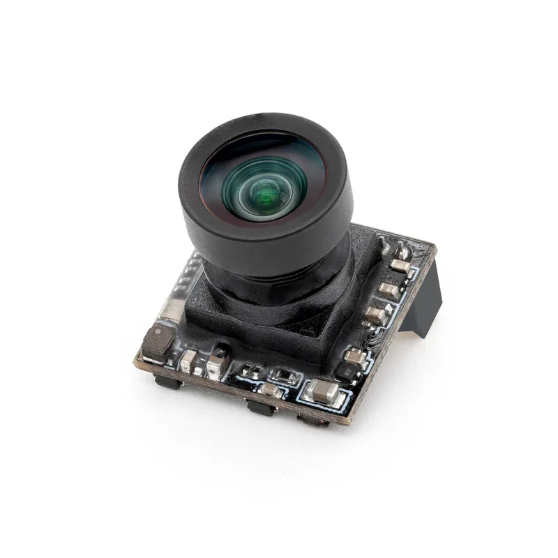 Caméra nano CADDX Ant Lite 1200TVL installée sur un châssis de drone de course RC.