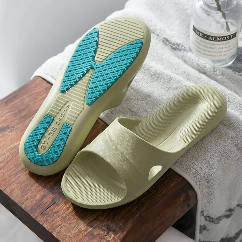 Chinelos de banho antiderrapantes para homens e mulheres, resistentes ao  desgaste, leves, confortáveis, macios, sapatos casuais, simples e duráveis  - AliExpress