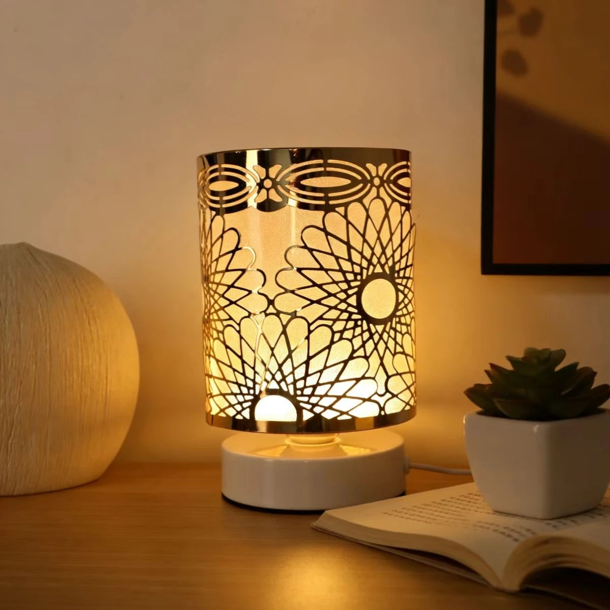 1pcHollow out 디자인의 따뜻한 색상의 LED 책상 램프, USB 전원 공급, 거실, 파티, 침실의 장식 조명에 사용됩니다.