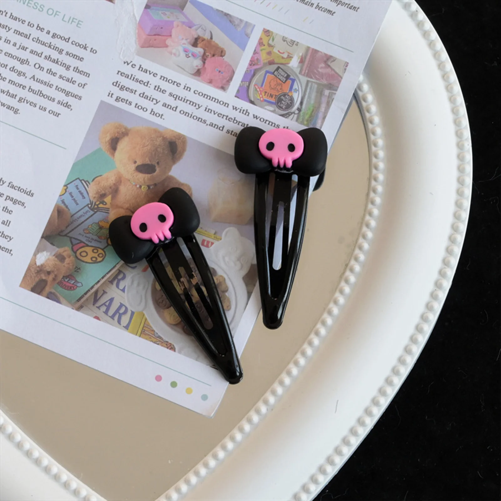 1/2/5/10 Stück Gothic-Haarspange mit rosa Totenkopf-Motiv – schwarze Schleife, BB-Clip, Punk-Haarschmuck für Frauen und Mädchen, Happy Halloween Party – Detail 3