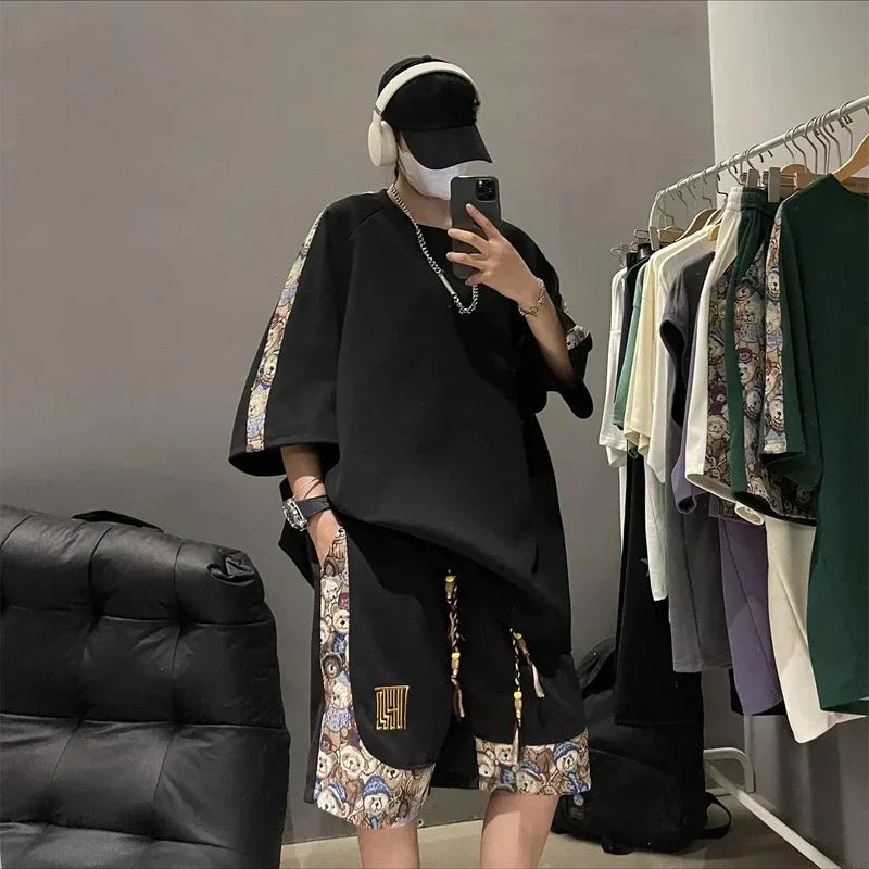 thumbnail image 1 of Conjunto de pantalones cortos para hombre, de algodón, estampado gráfico negro, básico, moderno, camiseta para hombre, conjuntos cortos, oferta de dos piezas, novedad 2025 en conjuntos estéticos, 1 of 4