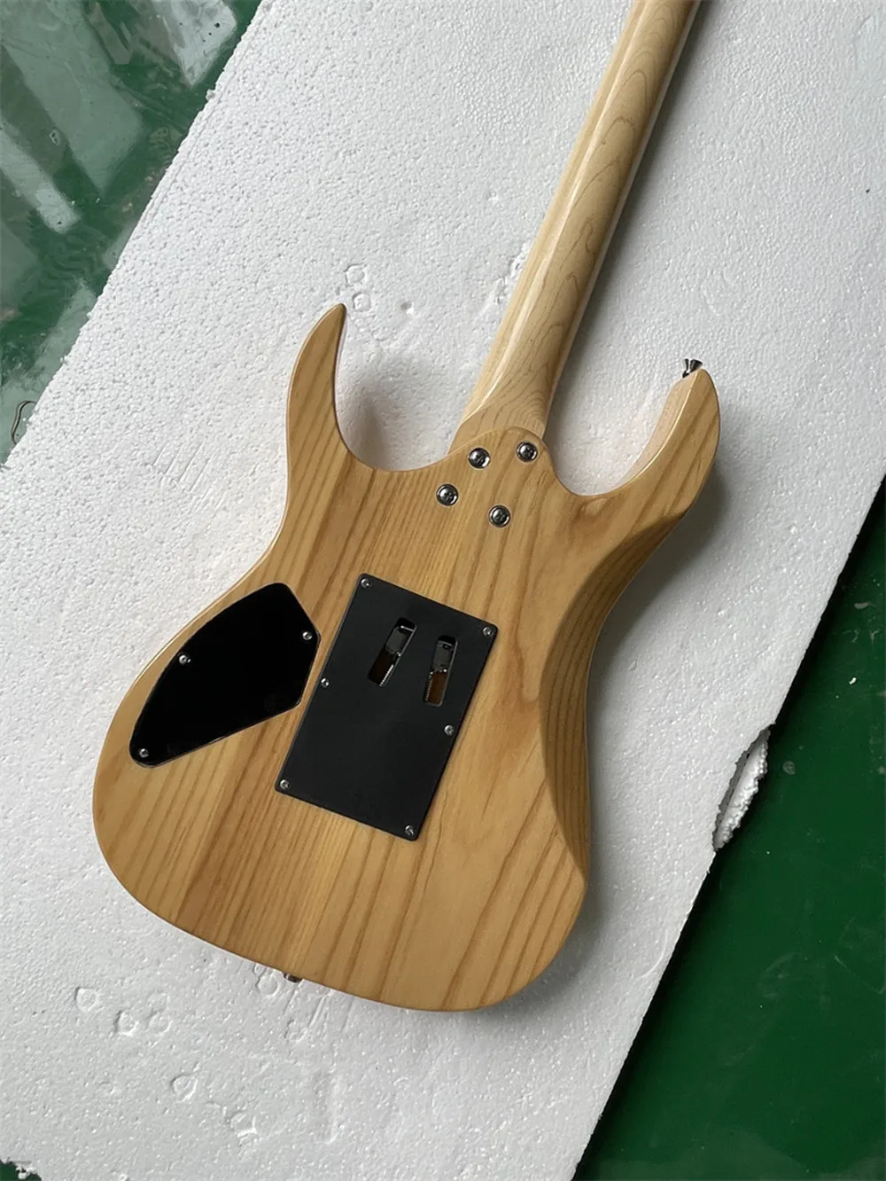 Factory Customized 6 Strings Electric Guitar with Chrome