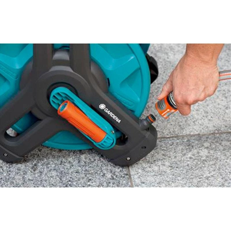 Катушка для шланга GARDENA 08007-20.000.00 (Макс.длина шланга на тележке: 13 мм (1/2″) 50 м, 15 мм (5/8″) 40 м, 19 мм (3/4″) 30 м, шарнирная ось, защита от течи, cкладня рукоятка, 3-точечное боковое соединение)