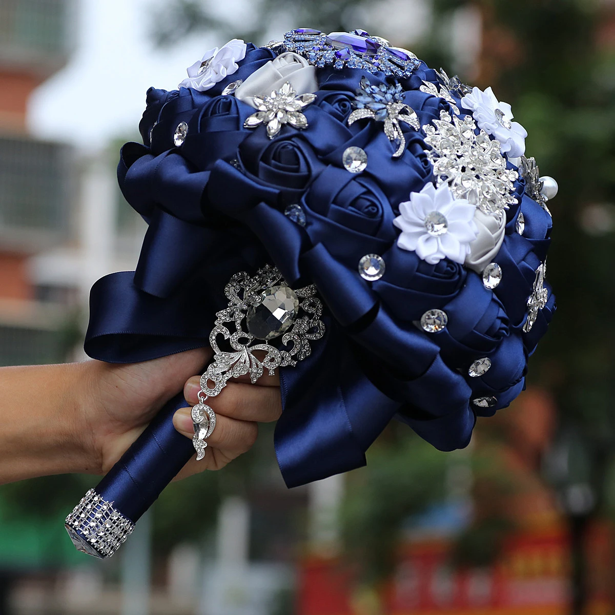 Bouquet Da Sposa Blu E Bianco Con Spilla Argento E Strass - Rose In Raso, 19 Cm Diametro, Fatto A Mano, Per Matrimoni E Damigelle