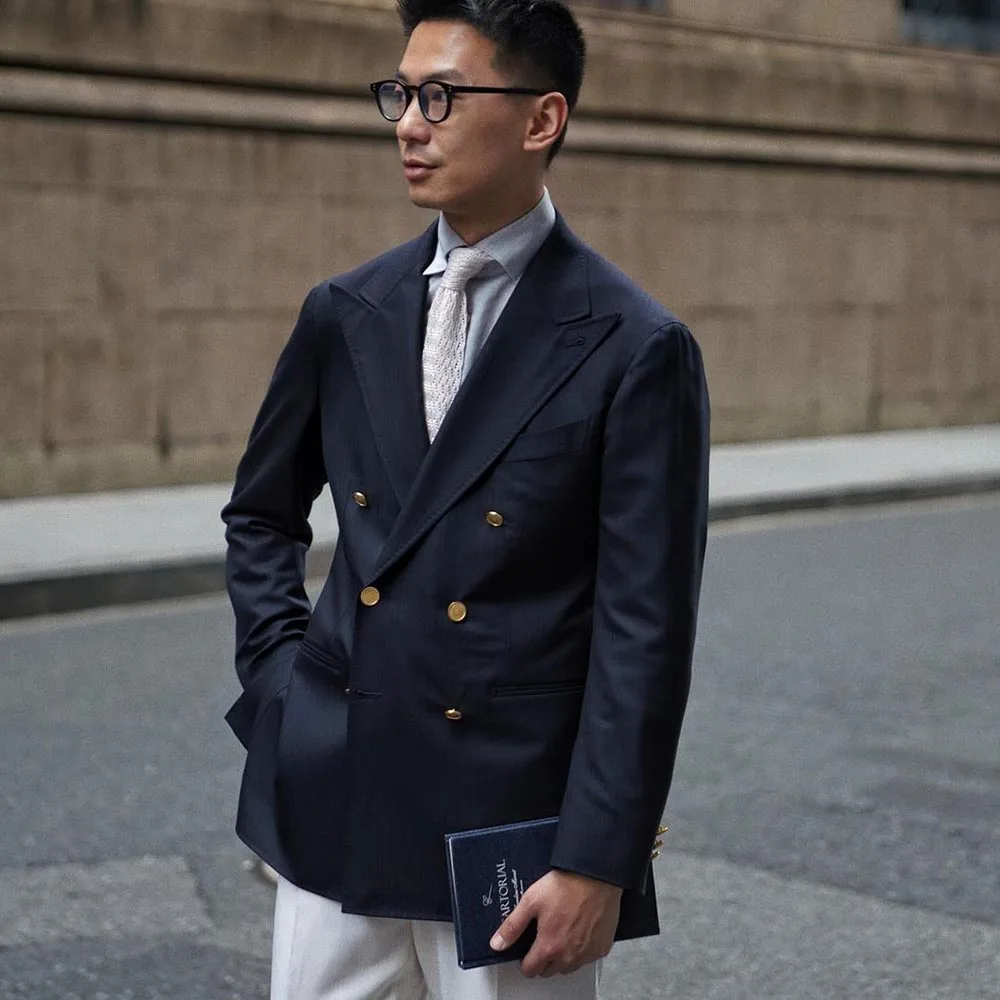 

Женский костюм с двубортным блейзером и отложным воротником